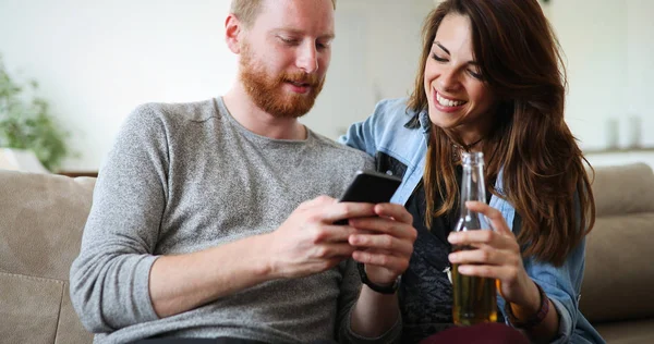 Vrolijke Paar Lachen Kijken Media Slimme Telefoon — Stockfoto