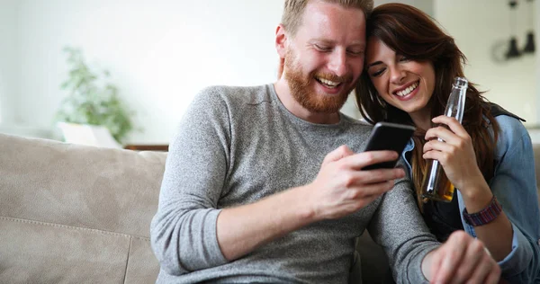 Jonge Mode Paar Liefhebbers Spelen Met Mobiele Smartphone — Stockfoto