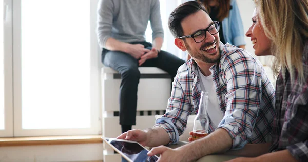 Güzel çift ya da tablet birlikte çevrimiçi alışveriş yapmak kullanarak arkadaşlarınızla rahat