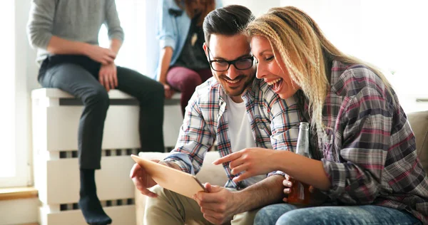 Leisurly çift aşık alışveriş online kullanarak tablet