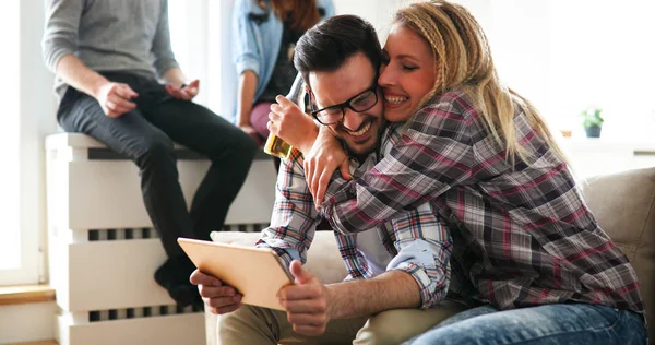 Leisurly Pareja Amor Compras Línea Utilizando Tableta — Foto de Stock