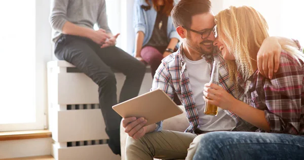 Gelukkige Paar Verliefd Surfen Winkelen Tablet Thuis — Stockfoto