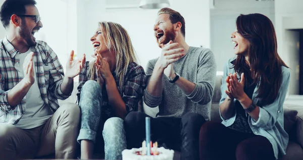 Arkadaşının eğlenceli üzerinde partisi