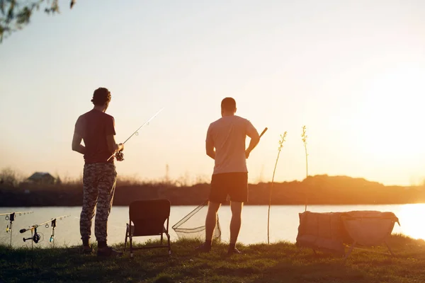 Jovens Pescando Lago Pôr Sol Desfrutando Passatempo Recreação — Fotografia de Stock