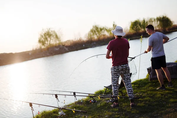 Férfiak, naplemente horgászat — Stock Fotó