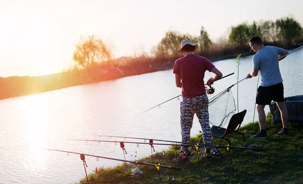 Hombres pescando al atardecer —  Fotos de Stock