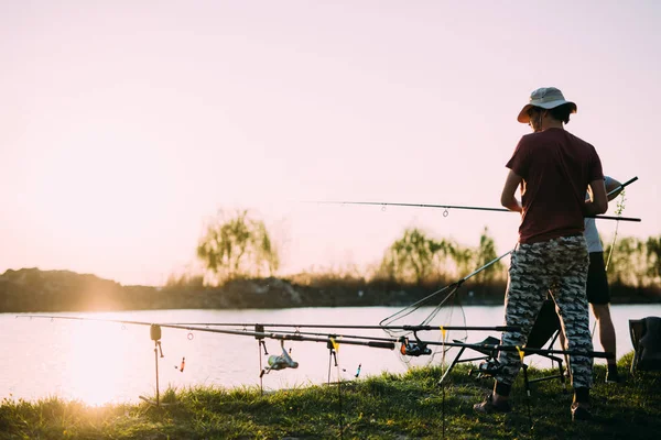 Homens que pescam ao pôr do sol — Fotografia de Stock