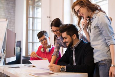 Startupteamwork beyin fırtınası toplantı kavramı. Proje üzerinde birlikte çalışan kişiler