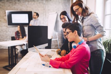 Bir takım olarak birlikte çalışan ve office fikirleri tartışmak iş arkadaşları