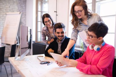 Startupteamwork beyin fırtınası toplantı kavramı. Proje üzerinde birlikte çalışan kişiler