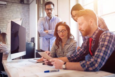 İş arkadaşları ve projede birlikte ofiste çalışan mimarlar