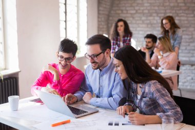 İş arkadaşları ve projede birlikte ofiste çalışan mimarlar