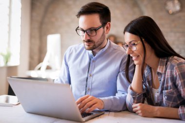 Startupteamwork beyin fırtınası toplantı kavramı. Proje üzerinde birlikte çalışan kişiler