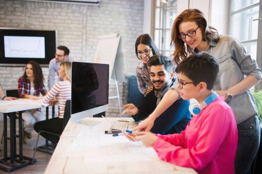 Grup genç tasarımcıların Office dijital tablet bakarak