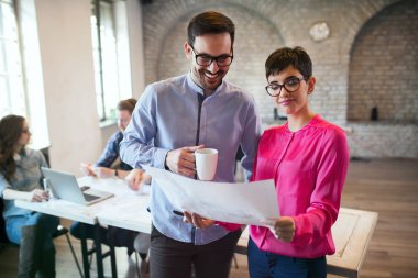 Office proje planı bakarak iki genç Mimarlar portresi