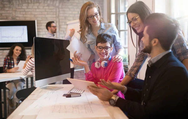 Giovani Imprenditori Creativi Architetti Che Lavorano Insieme Ufficio — Foto Stock