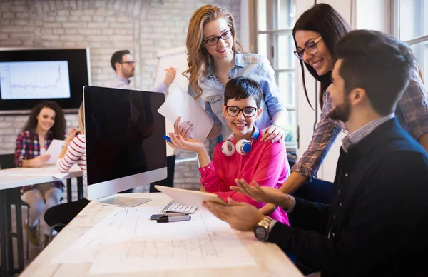 Startupteamwork beyin fırtınası toplantı kavramı. Proje üzerinde birlikte çalışan kişiler