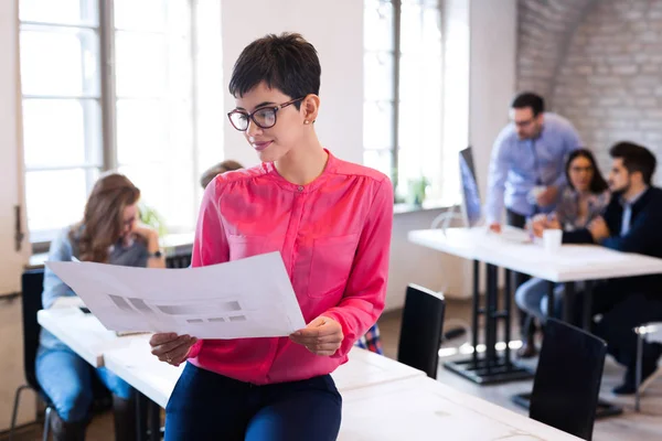 Affärskollegor Diskuterar Nya Idéer Och Brainstorming Ett Modernt Kontor — Stockfoto