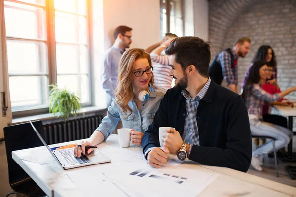 Zwei Junge Perspektivarchitekten Arbeiten Büro Laptop — Stockfoto