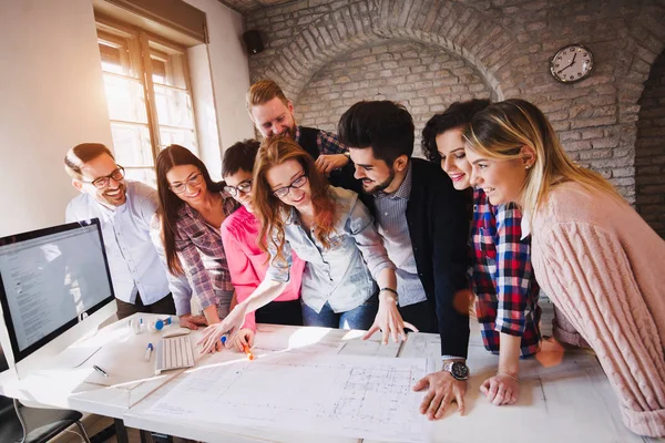 Genç bakış açısı tasarımcıları ofiste toplantısı portresi
