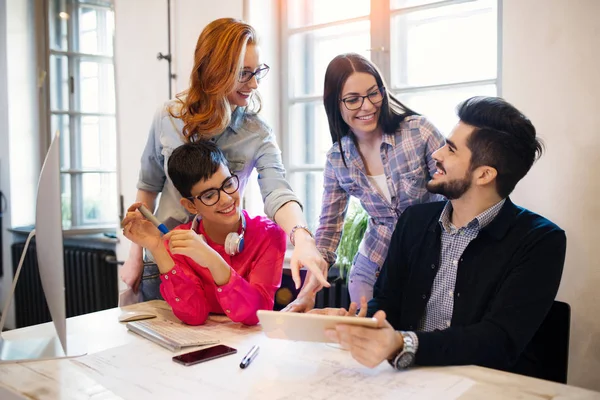 Startupteamwork beyin fırtınası toplantı kavramı. Proje üzerinde birlikte çalışan kişiler