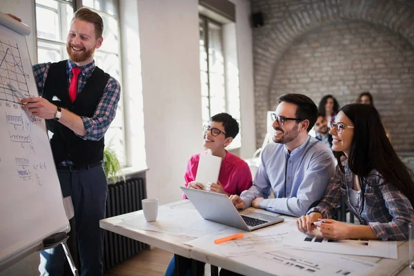 Imagen Del Joven Arquitecto Haciendo Una Presentación Sus Colegas —  Fotos de Stock