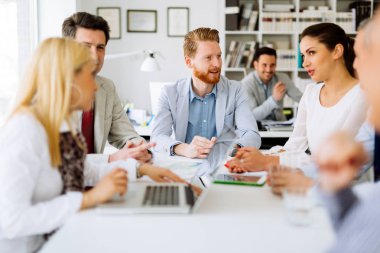 Ofiste çalışan ve beyin fırtınası iş adamları