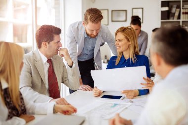 Ofiste çalışan ve beyin fırtınası iş adamları