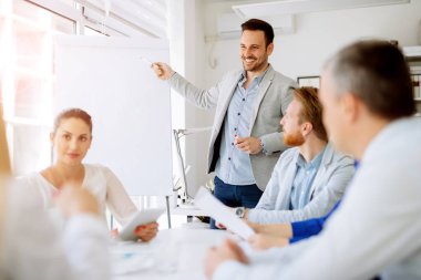 İş planı çalışanlara CEO'su tarafından flipchart açıkladı