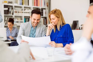 Ofiste beyin fırtınası başarılı genç iş ortakları