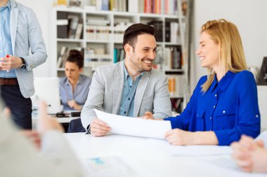 Ofiste çalışan bir şeyler ve iş adamları