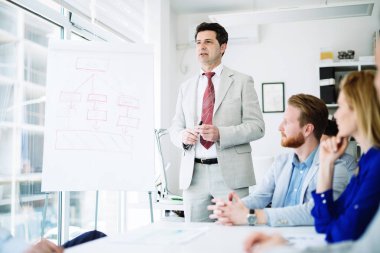 Ders ve beyaz yakalı arkadaşları için iş ofiste eğitim