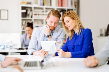 Ofiste çalışan meşgul iş adamları.