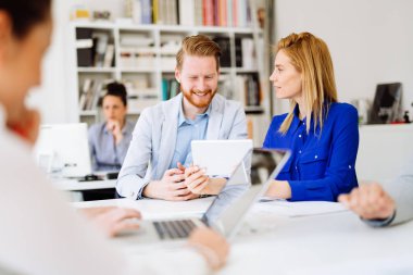 Proje üzerinde Office birlikte çalışma arkadaşları