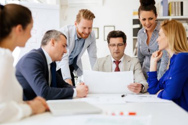 Modern ofiste beyin fırtınası başarılı iş ortakları