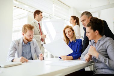 Modern ofiste beyin fırtınası başarılı iş ortakları