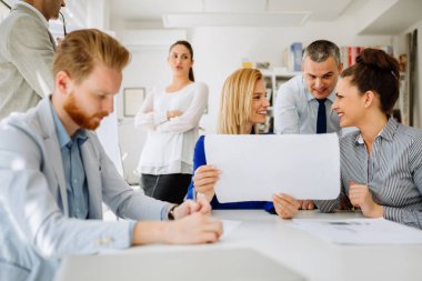 Toplantı iş adamları ve yoğun bir gün ofiste