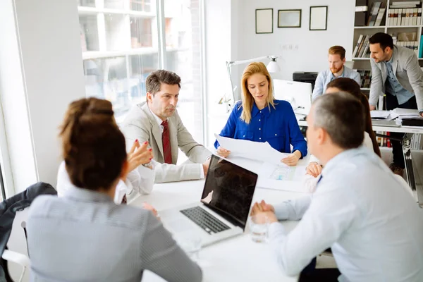 Mensen Uit Het Bedrijfsleven Architecten Bespreken Plannen Voor Toekomst — Stockfoto