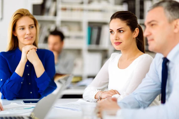 Les Gens Affaires Travaillant Dans Bureau Blanc Moderne — Photo