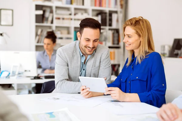 Tablet Office fikirleri tartışmak iş arkadaşları