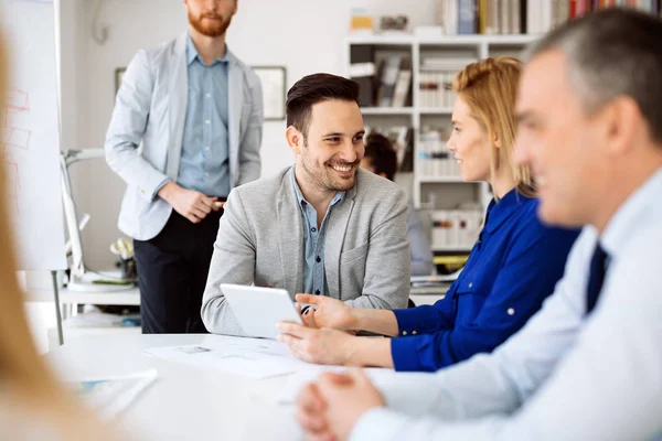 Uomini Affari Che Lavorano Ufficio Collaborano — Foto Stock