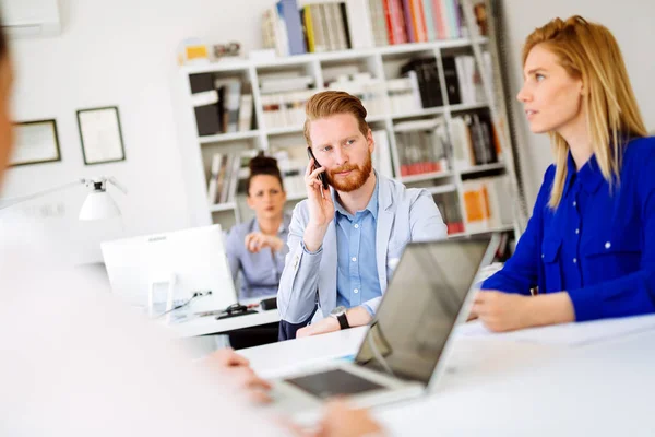 Compañeros Trabajo Negocios Equipo Oficina Blanca Moderna — Foto de Stock