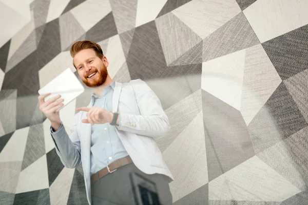 Geschäftsmann Der Suite Porträt Auf Der Treppe Bürogebäude — Stockfoto