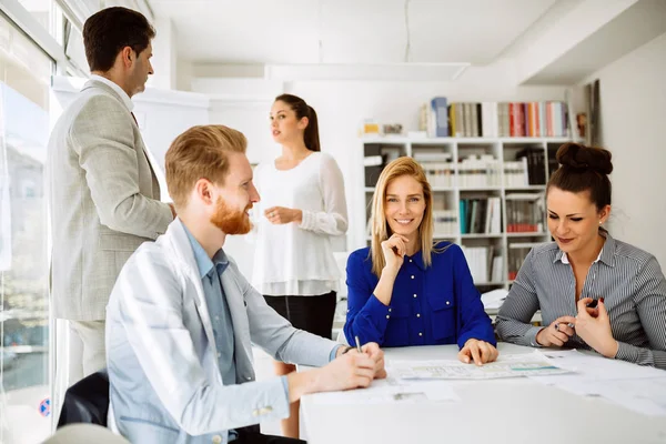 Toplantı iş adamları ve yoğun bir gün ofiste