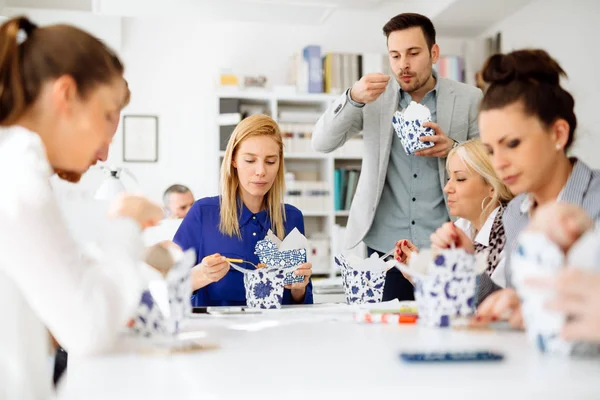 Colleagues eating in office — Stock Photo, Image