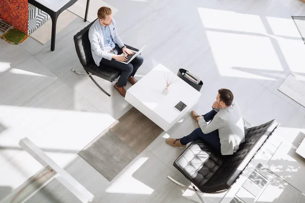 Gli Uomini Affari Discutono Idee Nella Lobby Degli Uffici — Foto Stock