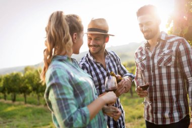 Şarap üretici ve şarapçılık bağ insanlarda