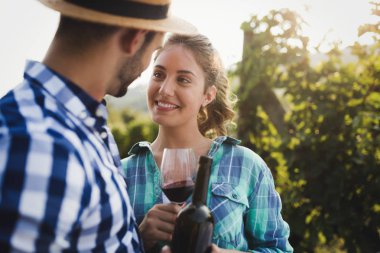 Winemaker mahzeninde çalışma ve şarapları tatma aşık Çift