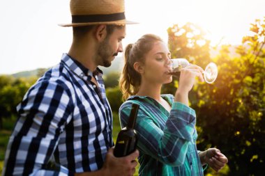Winemaker mahzeninde çalışma ve şarapları tatma aşık Çift