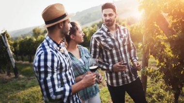 Şarap üretici ve şarapçılık bağ insanlarda